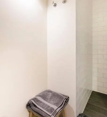 A Hip Modern Gem In El Centro! Apartamento